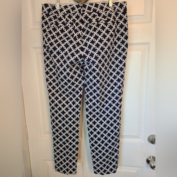 Crown & Ivy Woman's Pants, Size: 10 Color: Black w/ pattern - Picture 9 of 12